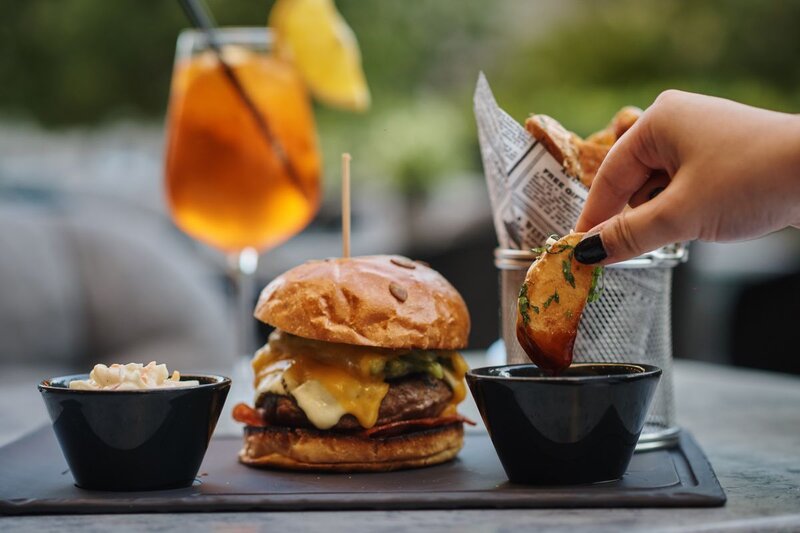 B3ton Restobar angajeaza bucatar.